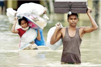 बाढ़ के दौरान बीमारियों से ऐसे करें मुकाबला